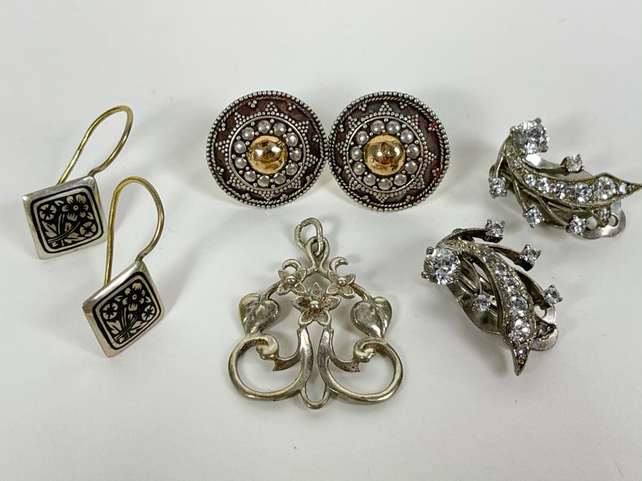 Sterling Silver Jewelry Lot With Three Pairs Of Earrings And Pendant Total Weight 18.7g [Photo 3]