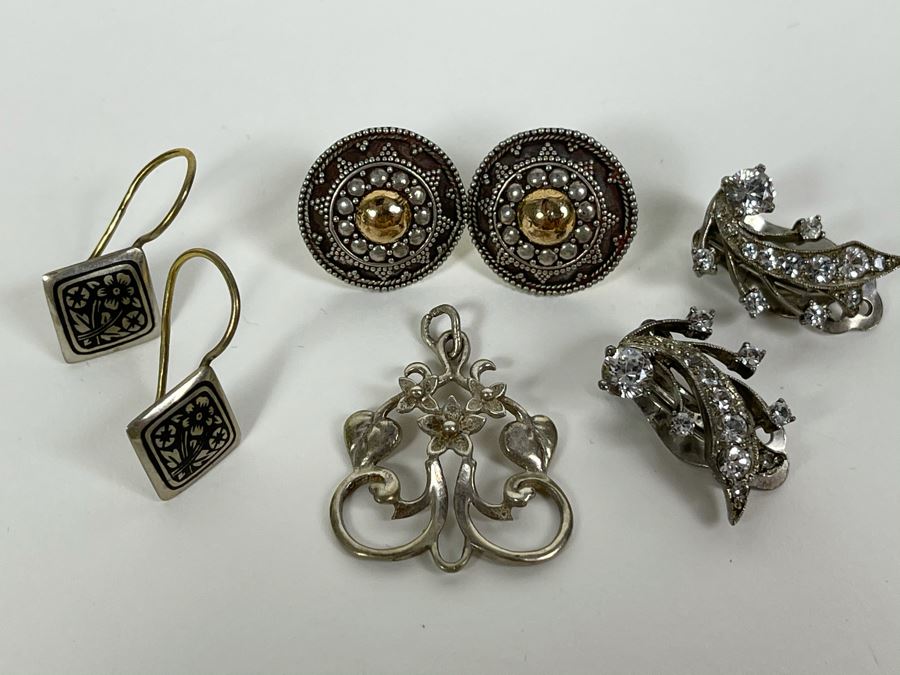 Sterling Silver Jewelry Lot With Three Pairs Of Earrings And Pendant Total Weight 18.7g [Photo 4]