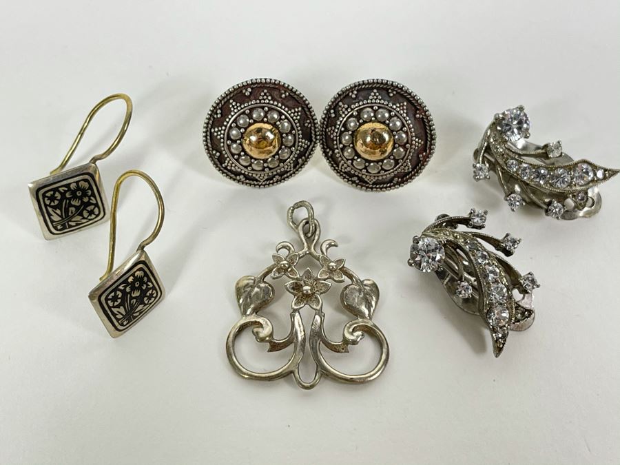 Sterling Silver Jewelry Lot With Three Pairs Of Earrings And Pendant Total Weight 18.7g [Photo 1]