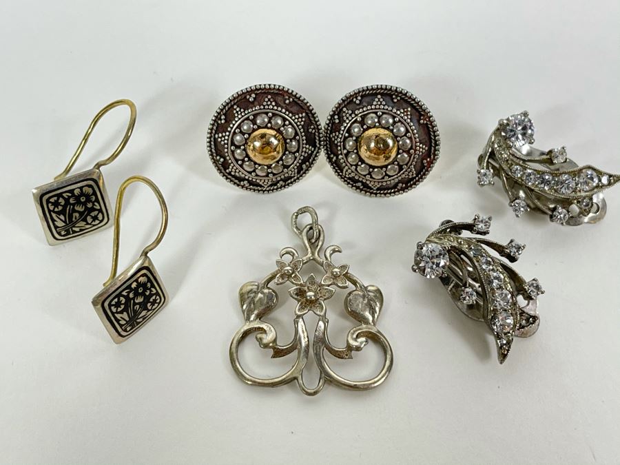 Sterling Silver Jewelry Lot With Three Pairs Of Earrings And Pendant Total Weight 18.7g [Photo 2]