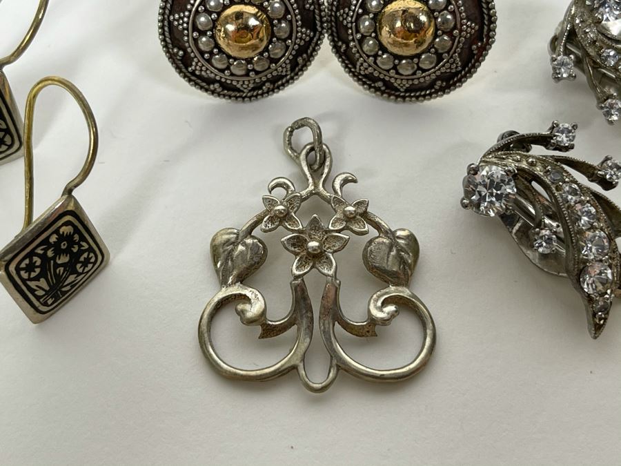 Sterling Silver Jewelry Lot With Three Pairs Of Earrings And Pendant Total Weight 18.7g [Photo 9]