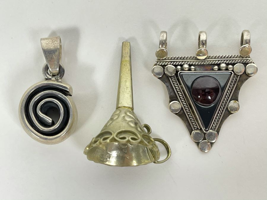 Sterling Silver Hematite Garnet Pendat, Sterling Silver Pendant And Sterling Perfume Funnel Total Weight 30.5g [Photo 1]