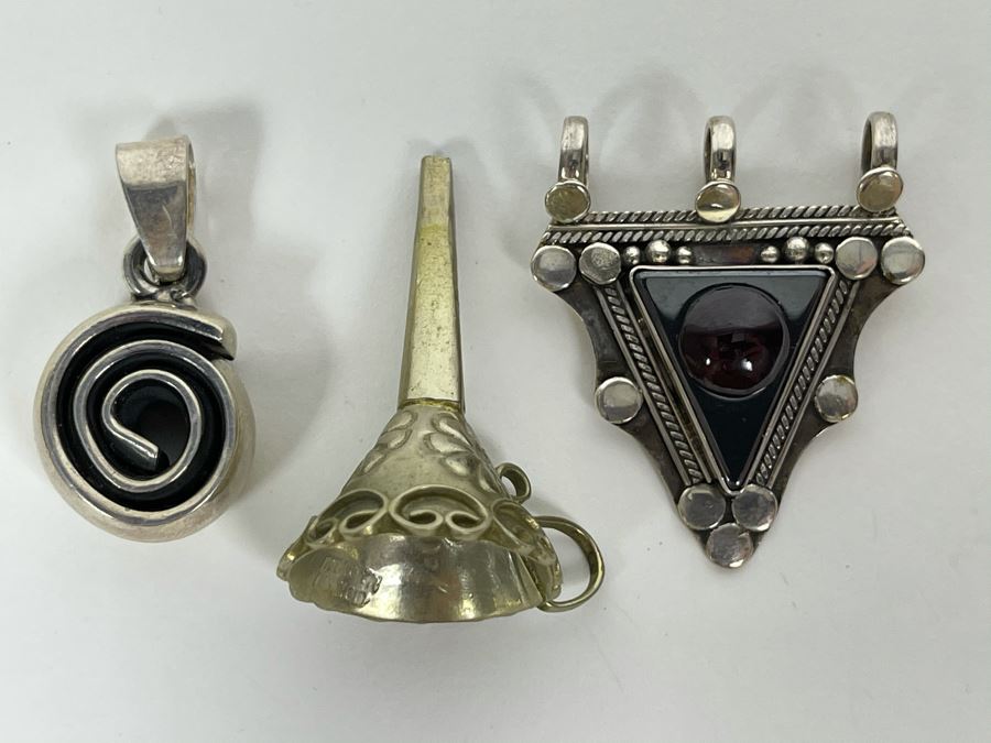 Sterling Silver Hematite Garnet Pendat, Sterling Silver Pendant And Sterling Perfume Funnel Total Weight 30.5g [Photo 2]