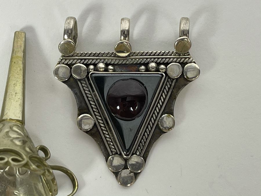 Sterling Silver Hematite Garnet Pendat, Sterling Silver Pendant And Sterling Perfume Funnel Total Weight 30.5g [Photo 3]