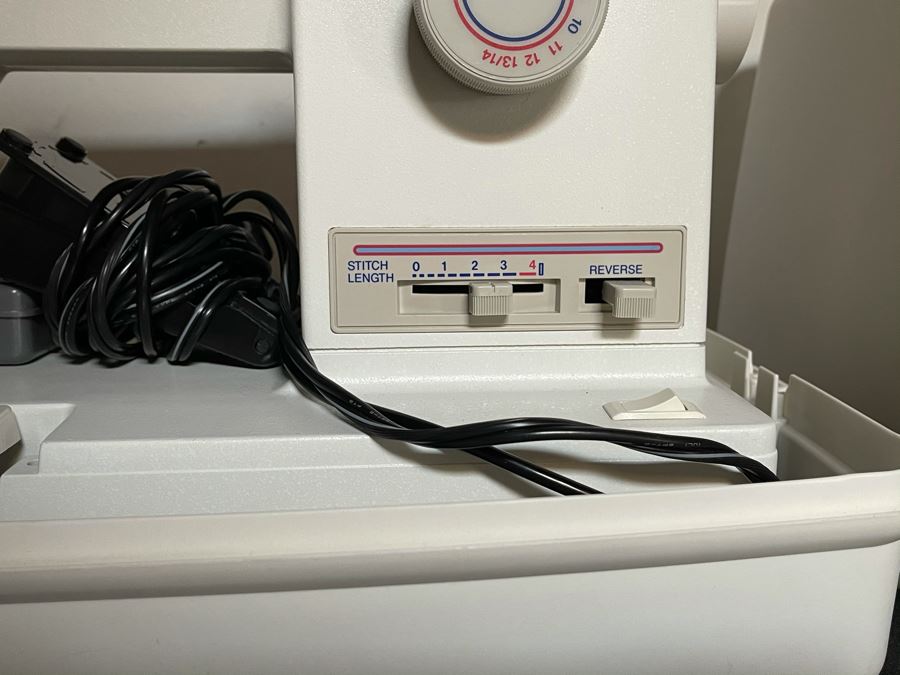 JUST ADDED - SINGER Sewing Machine Model 9410 With Case [Photo 5]