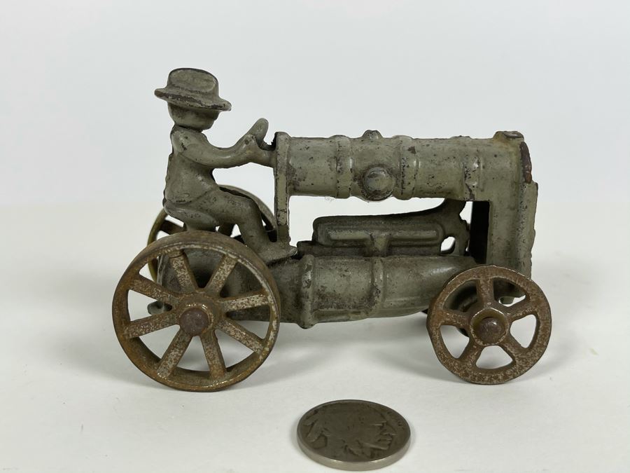 Old Cast Iron Toy Tractor 3.5L [Photo 2]