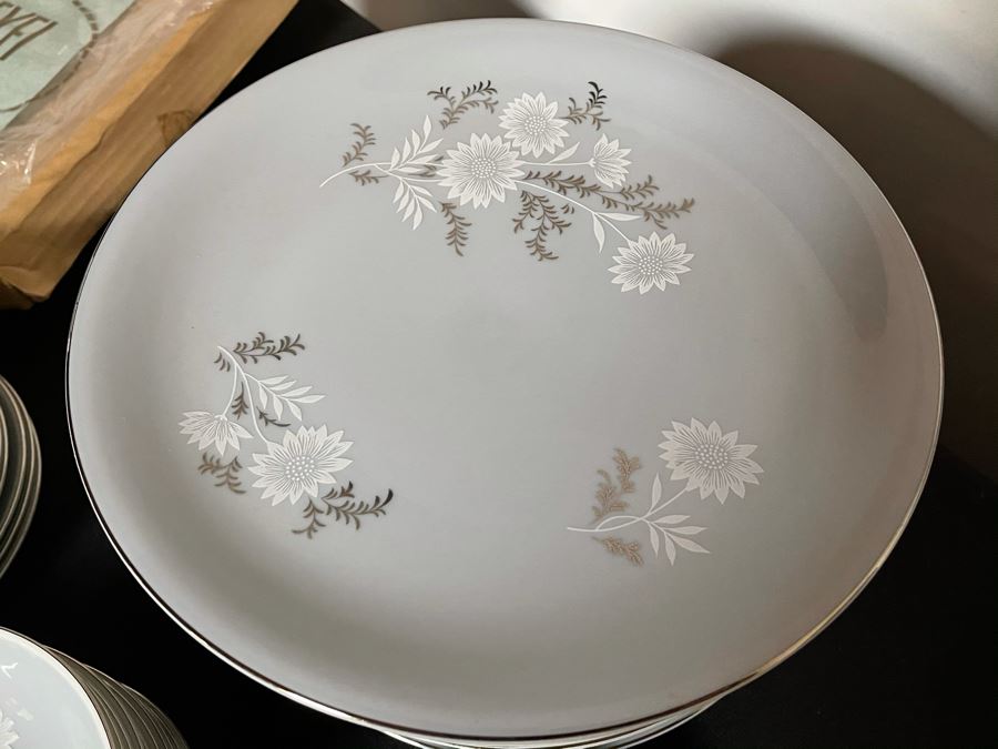Mid-Century Starlite Pattern Seyei Fine China From Japan - Huge Set With Over 100 Pieces Apx Service For 14 [Photo 9]