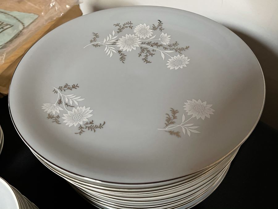 Mid-Century Starlite Pattern Seyei Fine China From Japan - Huge Set With Over 100 Pieces Apx Service For 14 [Photo 10]