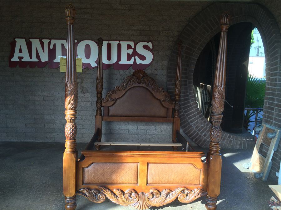 4 Poster Henredon Queen Size Carved Wood Bed [Photo 22]