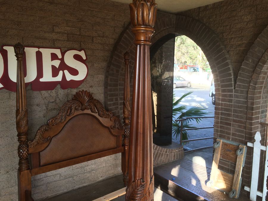 4 Poster Henredon Queen Size Carved Wood Bed [Photo 27]