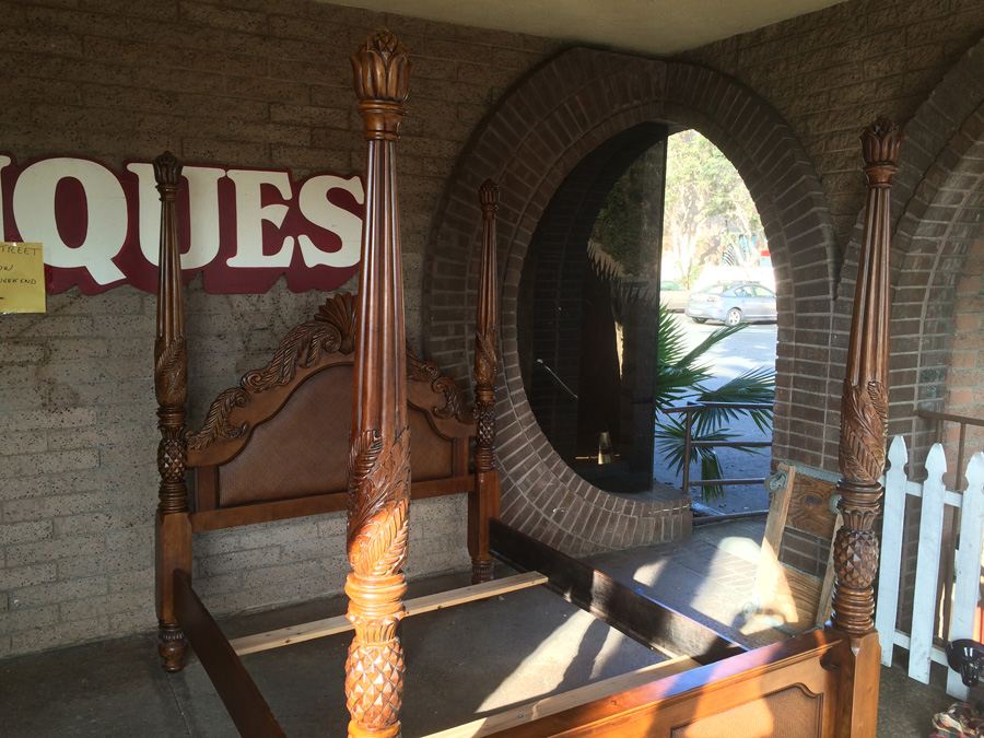 4 Poster Henredon Queen Size Carved Wood Bed [Photo 21]