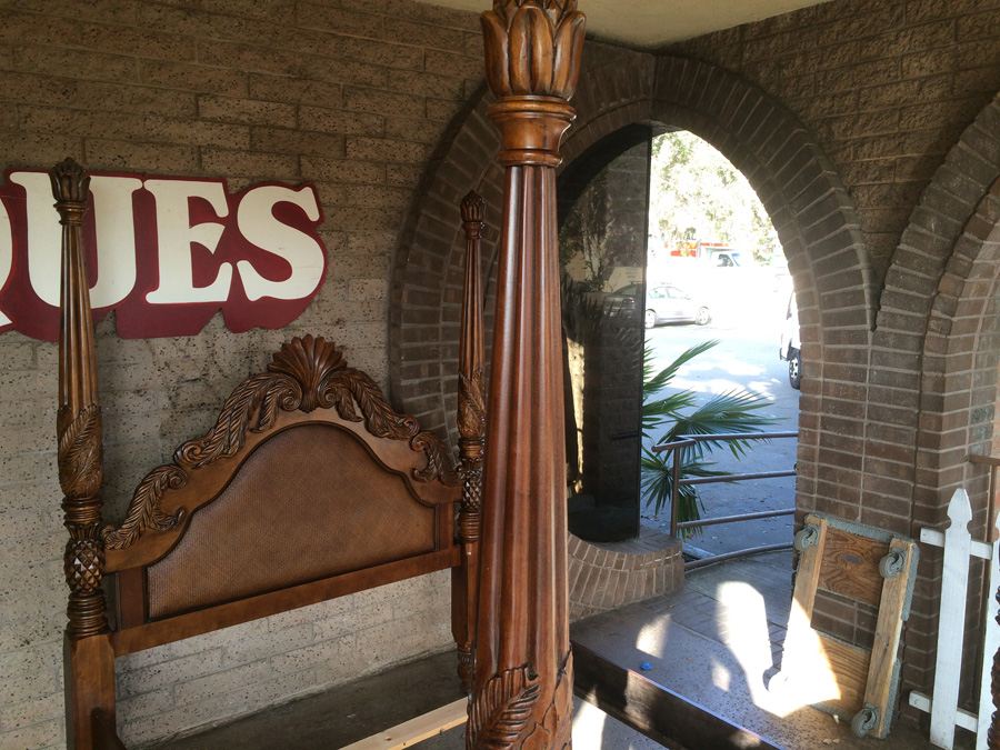 4 Poster Henredon Queen Size Carved Wood Bed [Photo 26]