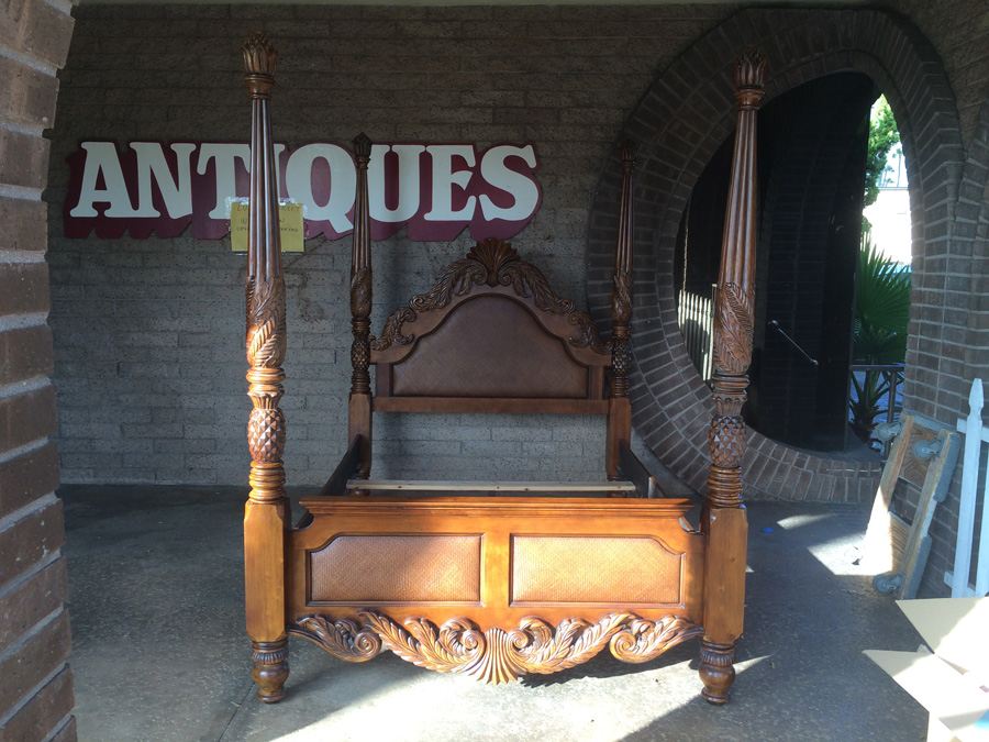 4 Poster Henredon Queen Size Carved Wood Bed [Photo 23]