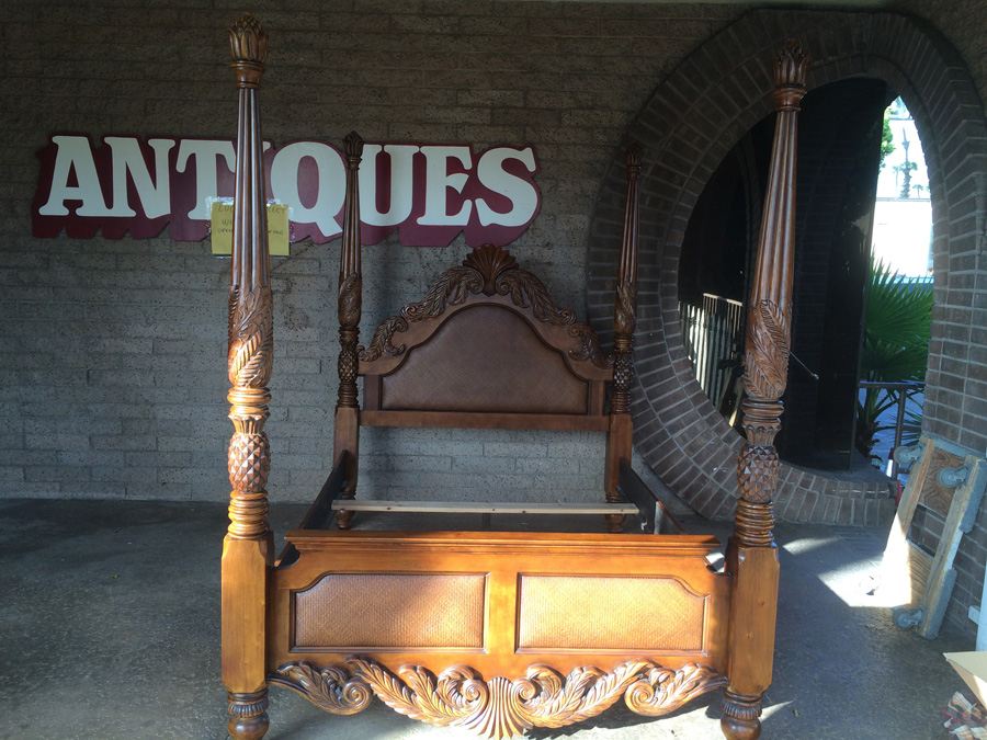 4 Poster Henredon Queen Size Carved Wood Bed [Photo 3]