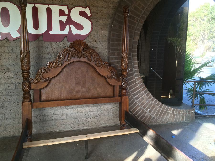 4 Poster Henredon Queen Size Carved Wood Bed [Photo 19]