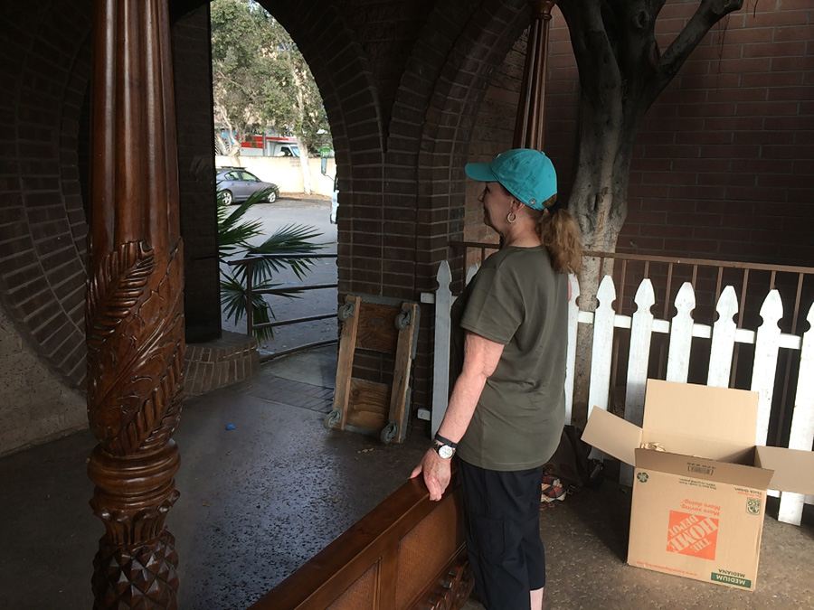 4 Poster Henredon Queen Size Carved Wood Bed [Photo 32]