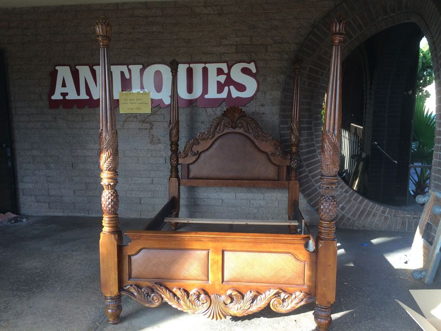 4 Poster Henredon Queen Size Carved Wood Bed [Photo 24]