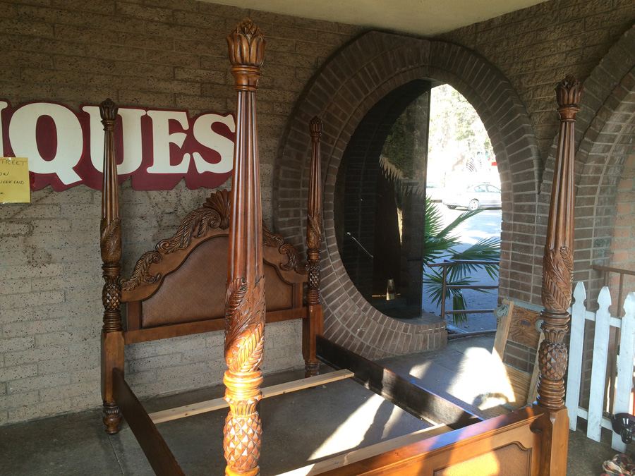 4 Poster Henredon Queen Size Carved Wood Bed [Photo 20]