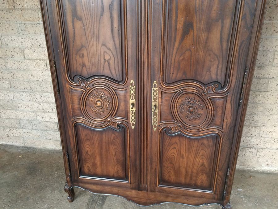 Henredon Cabinet with 2 Doors and Plenty of Storage in Excellent Condition [Photo 22]