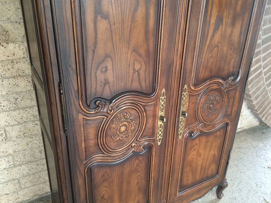 Henredon Cabinet with 2 Doors and Plenty of Storage in Excellent Condition [Photo 24]