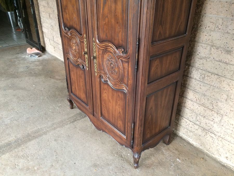 Henredon Cabinet with 2 Doors and Plenty of Storage in Excellent Condition [Photo 17]