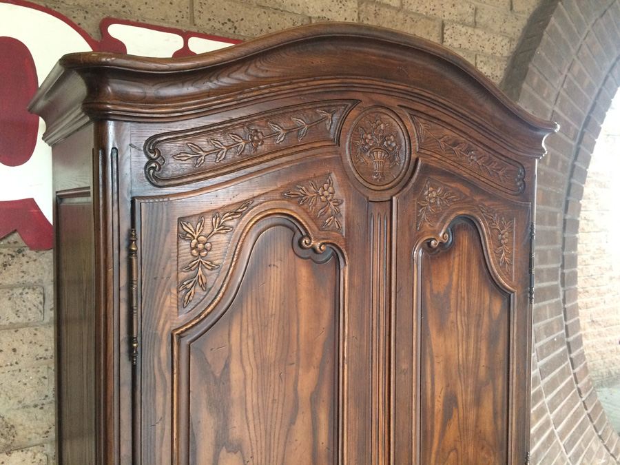 Henredon Cabinet with 2 Doors and Plenty of Storage in Excellent Condition [Photo 23]