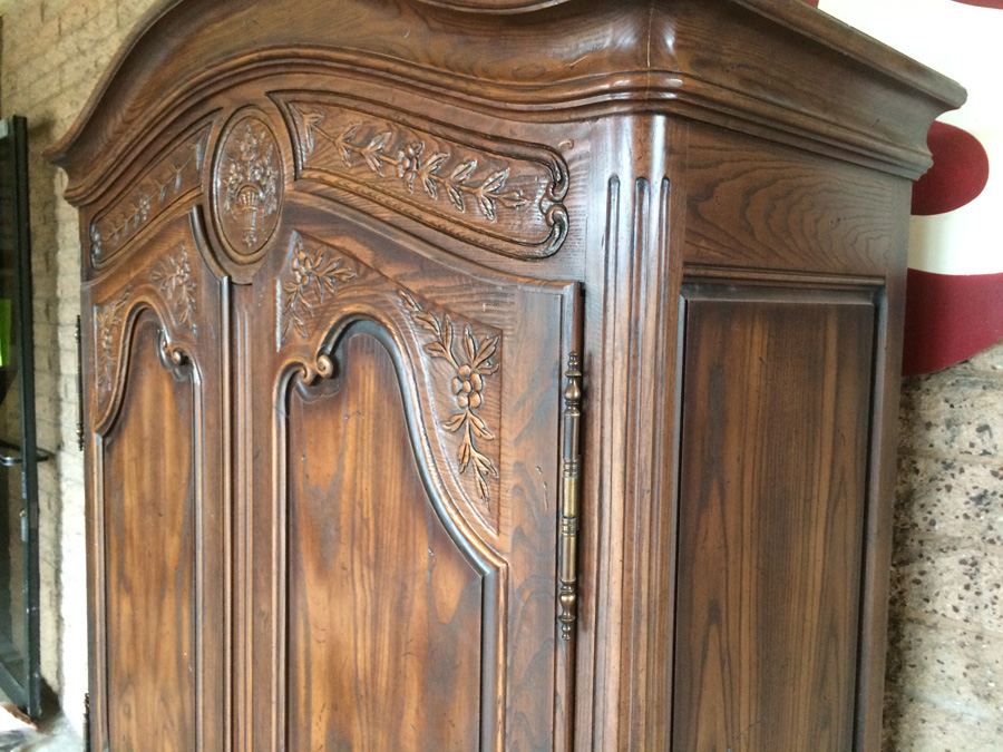Henredon Cabinet with 2 Doors and Plenty of Storage in Excellent Condition [Photo 21]