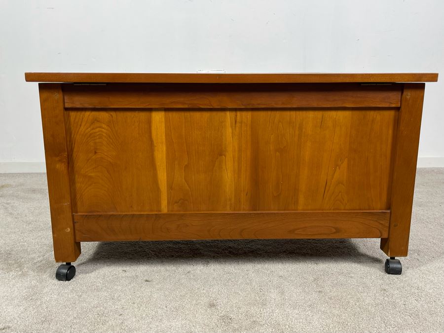 Stickley Furniture Inlaid Cedar Hope Blanket Chest With Casters 32W X 17D X 18H [Photo 11]