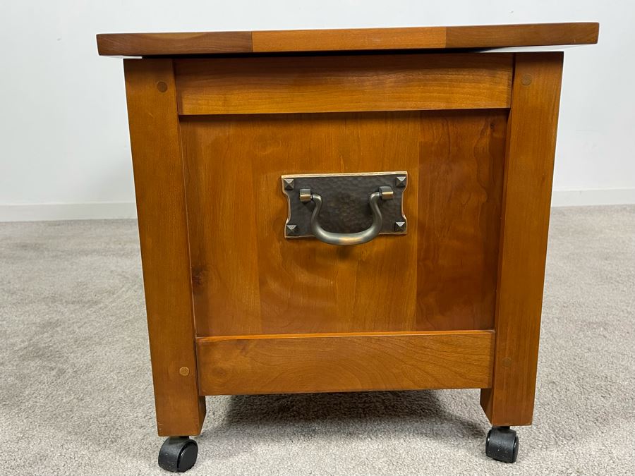 Stickley Furniture Inlaid Cedar Hope Blanket Chest With Casters 32W X 17D X 18H [Photo 12]