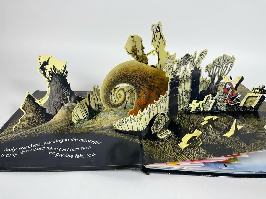 Tim Burton's The Nightmare Before Christmas Super Pop-Up Book [Photo 3]
