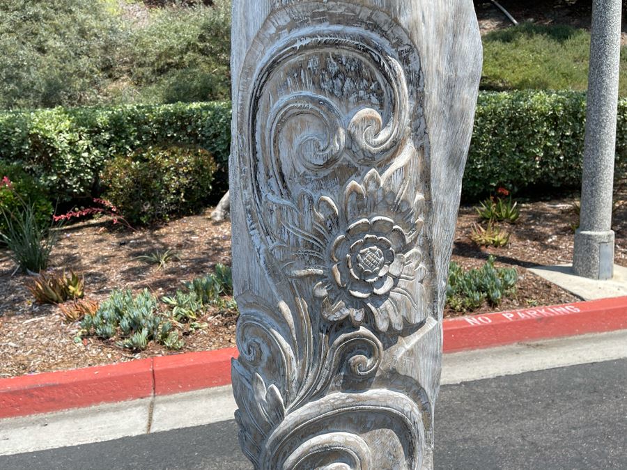 Large Original Carved Tree Trunk Floral Design [Photo 5]