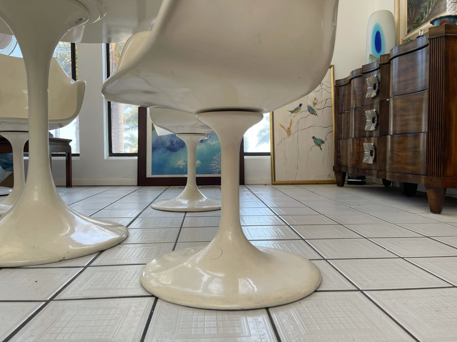 Eero Saarinen Style Tulip Table 35.5R X 30.5H With Four Chairs  [Photo 7]