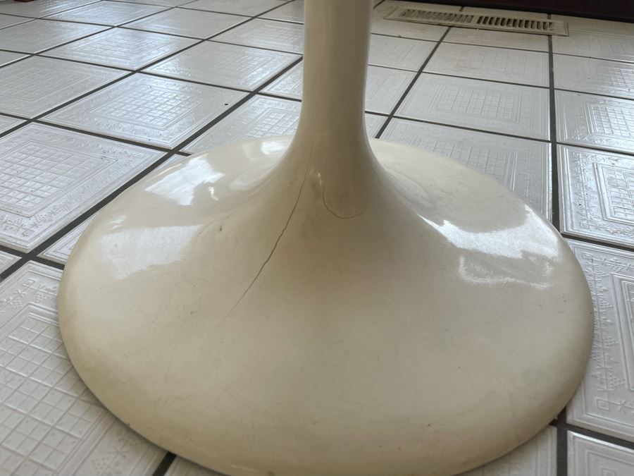 Eero Saarinen Style Tulip Table 35.5R X 30.5H With Four Chairs  [Photo 14]