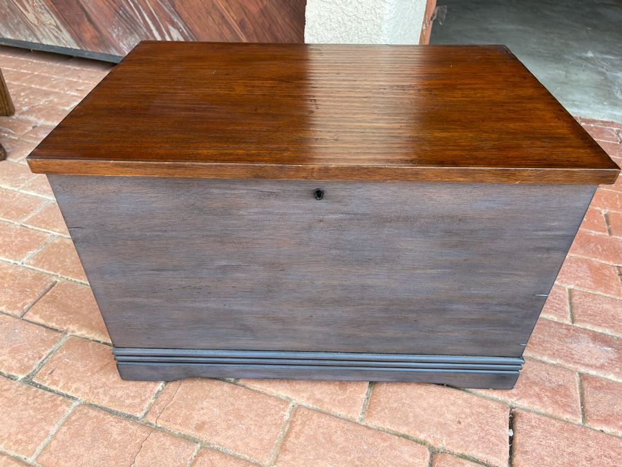 E&D Furniture Trunk With Dream Capsule Handbook 24W X 16D X 16H [Photo 1]