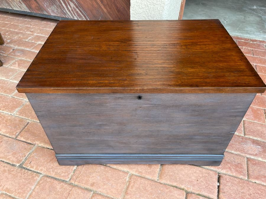 E&D Furniture Trunk With Dream Capsule Handbook 24W X 16D X 16H [Photo 4]