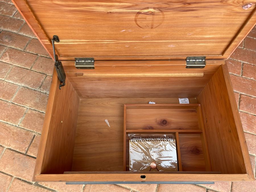 E&D Furniture Trunk With Dream Capsule Handbook 24W X 16D X 16H [Photo 3]