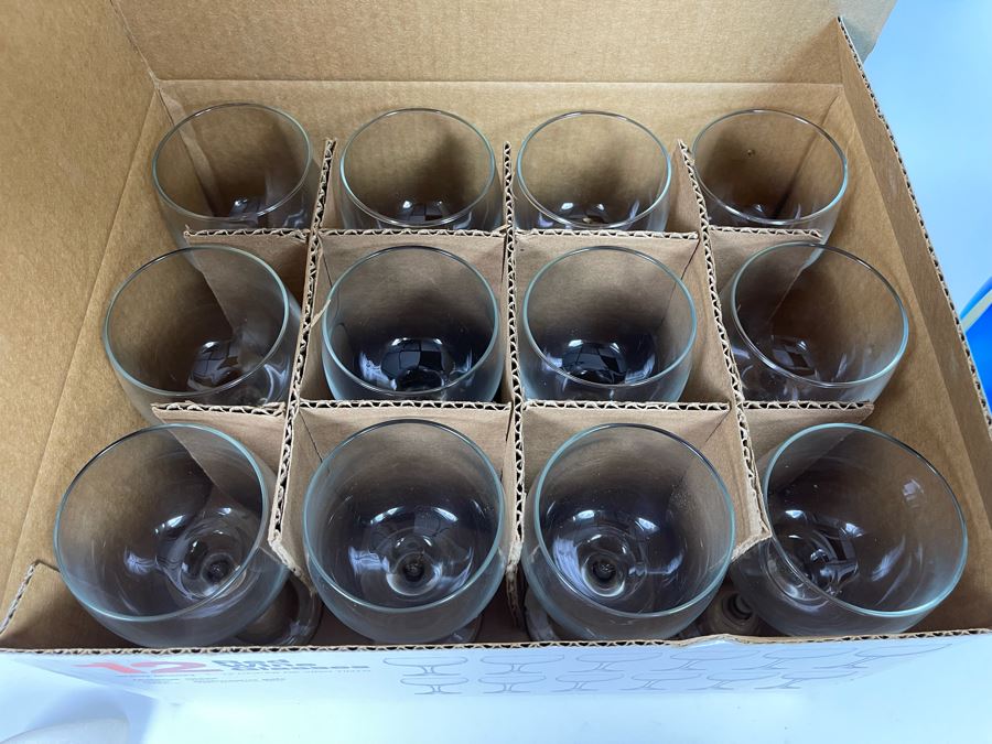 New Set Of 12 Red Wine Glasses And Set Of 4 Stackable Plastic Outdoor Wine Glasses [Photo 6]