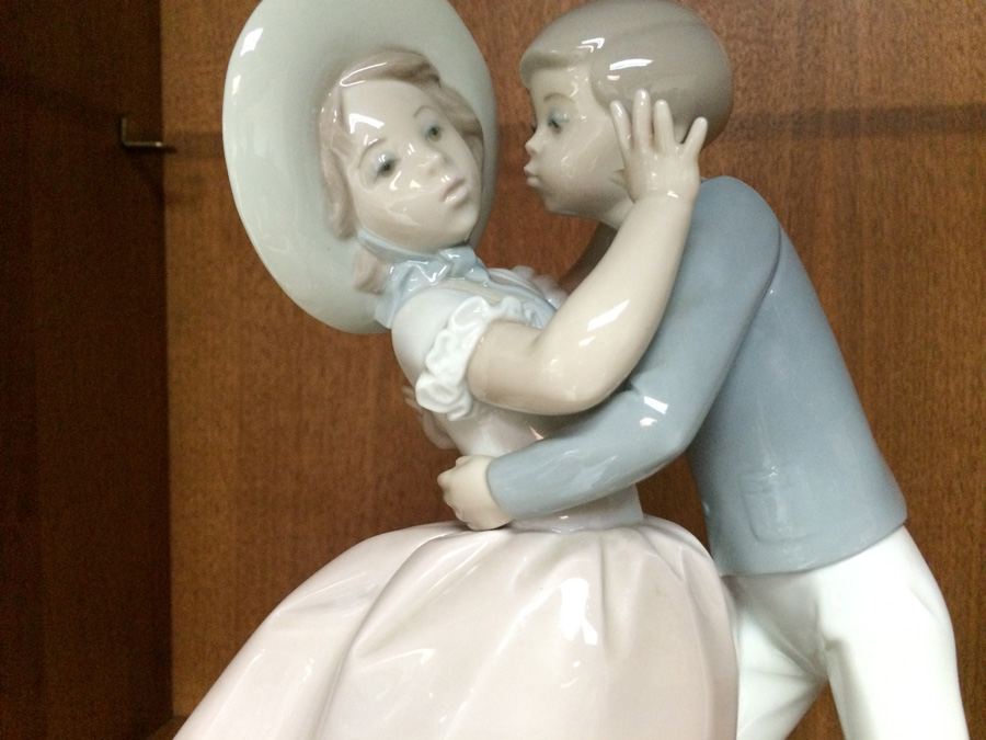 Lladro Figurine Boy and Girl Kissing
