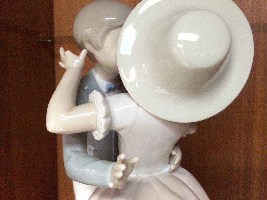 Lladro Figurine Boy and Girl Kissing [Photo 9]