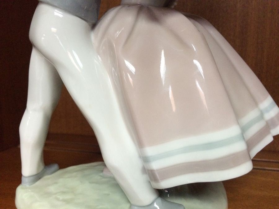 Lladro Figurine Boy and Girl Kissing [Photo 8]