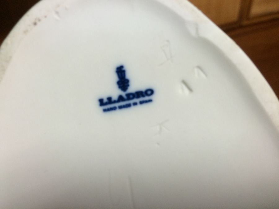 Lladro Figurine Boy and Girl Kissing [Photo 11]