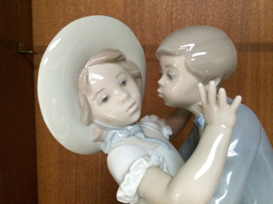 Lladro Figurine Boy and Girl Kissing [Photo 2]