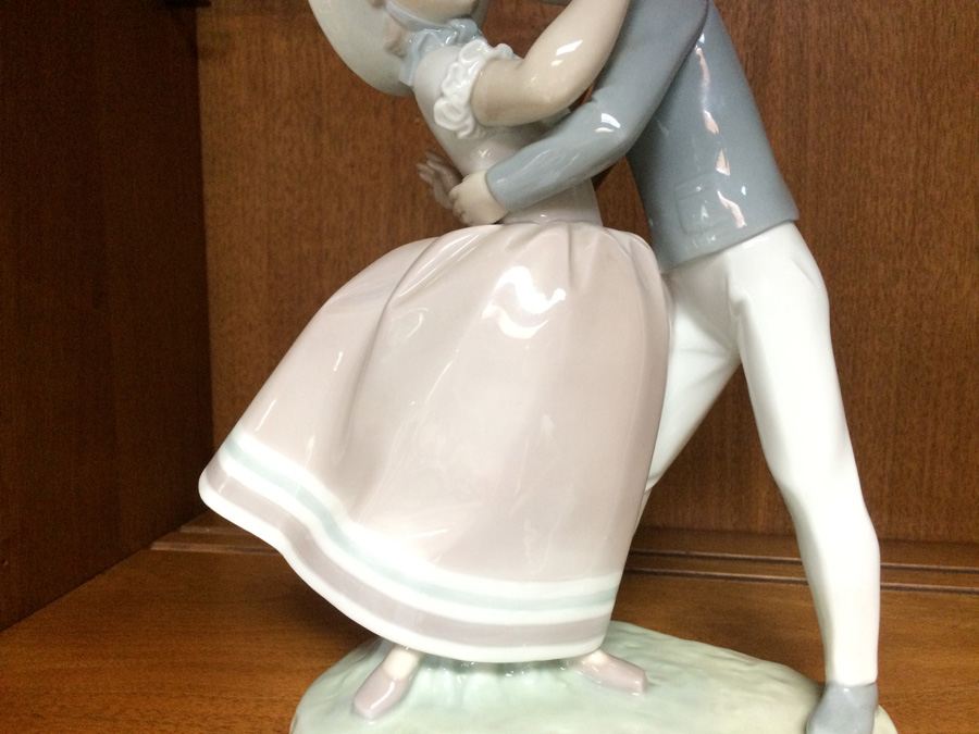 Lladro Figurine Boy and Girl Kissing [Photo 4]
