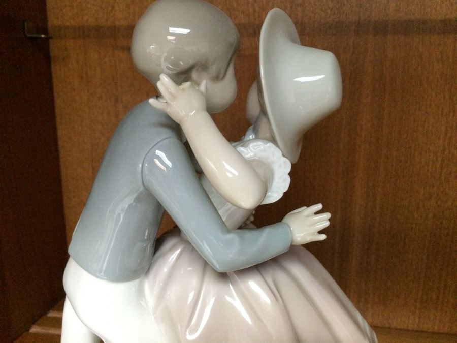 Lladro Figurine Boy and Girl Kissing [Photo 7]