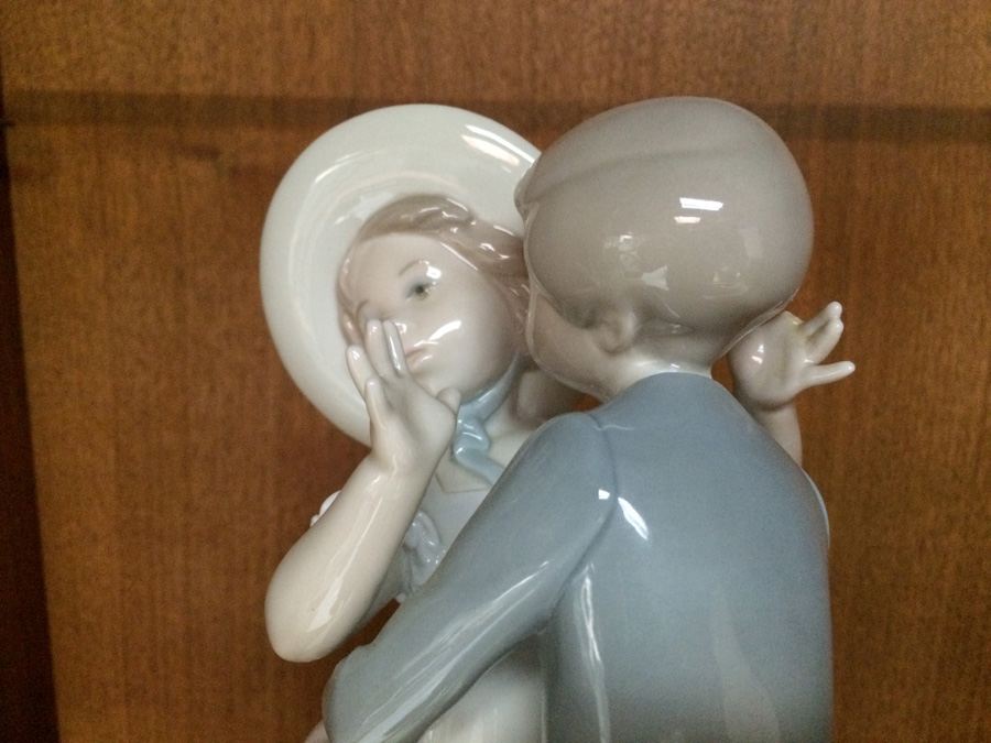Lladro Figurine Boy and Girl Kissing [Photo 5]