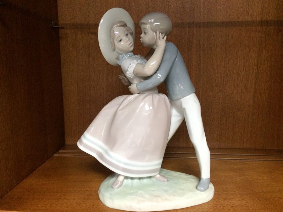 Lladro Figurine Boy and Girl Kissing
