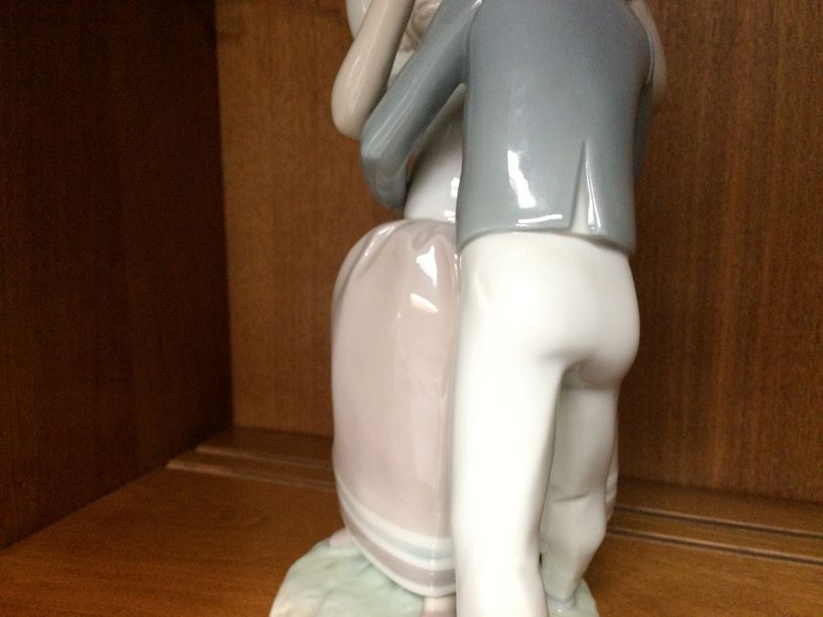 Lladro Figurine Boy and Girl Kissing [Photo 6]