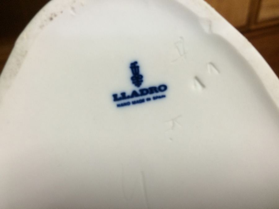 Lladro Figurine Boy and Girl Kissing [Photo 10]