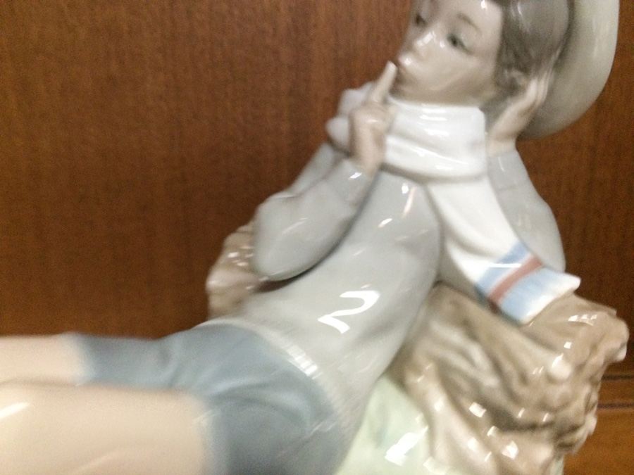 Lladro Figurine Boy with Bird [Photo 4]