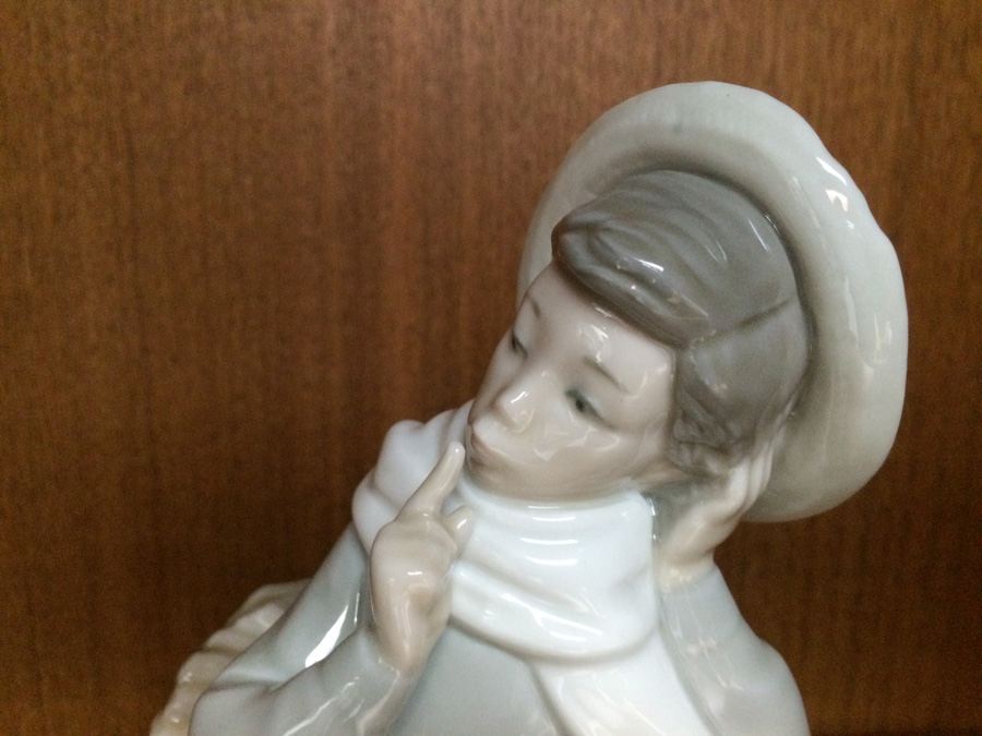Lladro Figurine Boy with Bird [Photo 2]